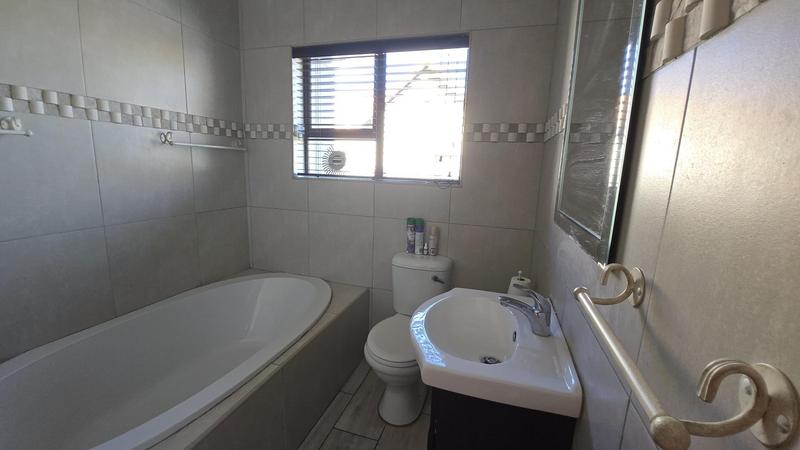 2 Bedroom Property for Sale in Gateway Manor North West